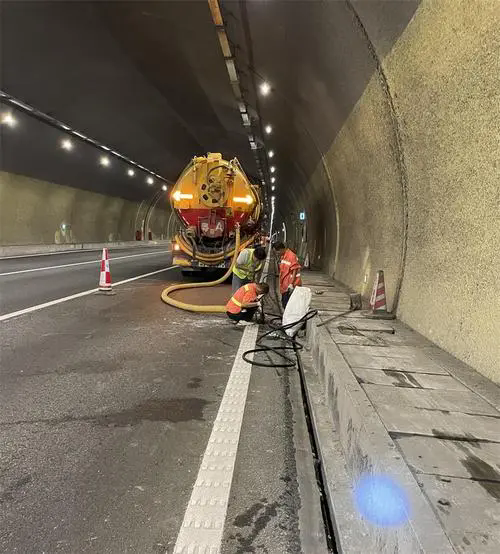 庄浪隧道排水渠清淤